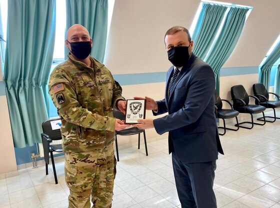 O Κωνσταντίνος Χατζημιχαήλ παρέλαβε το βραβείο για την συνεργασία τους για την άσκηση "Atlantic Resolve".