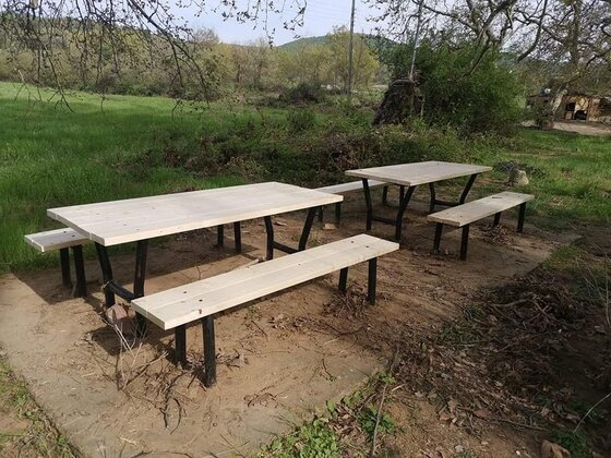 Με καινούργια τραπέζια και παγκάκια αναβαθμίστηκε ο χώρος αναψυχής του Προφήτη Ηλία στα Λουτρά.