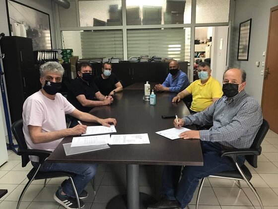 Στιγμιότυπο από την υπογραφή της νέας σύμβασης με την ανάδοχο εταιρία που αφορά στην Προμήθεια μονάδας επεξεργασίας νερού