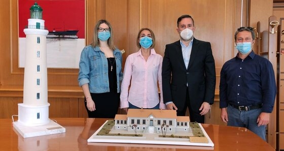 Μαθητές του 3ου Εσπερινού ΕΠΑΛ χάρισαν στο δήμαρχο της πόλης δύο εντυπωσιακές μακέτες!