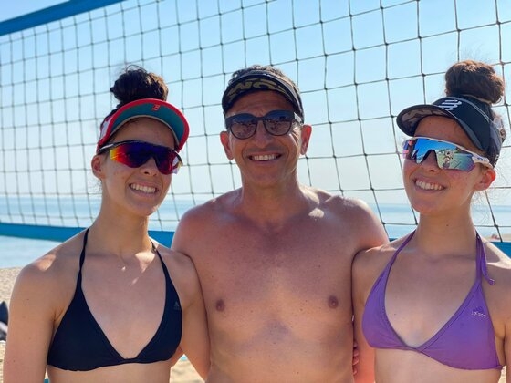 Οι Πρωταθλήτριες του βόλεϊ, αδερφές Μόκαλη με τον πατέρα-προπονητή τους κ. Γιώργο Μόκαλη!