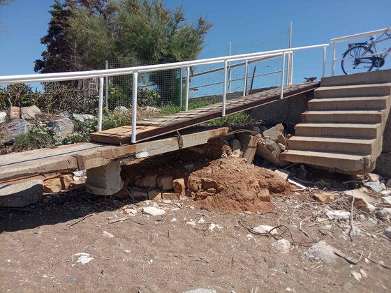 Σε αυτήν την κατάσταση βρίσκεται η ράμπα για την παραλία που βρίσκεται στην στροφή Εγνατία!