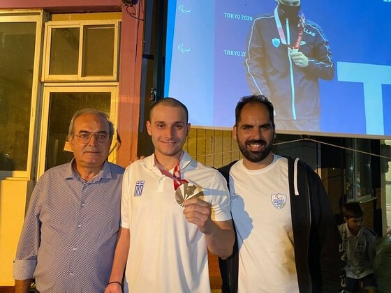 Ο Δημοσθένης Μιχαλεντζάκης μαζί με τον προπονητή του Τάσο Καλλιτσάρη και τον Αντιδήμαρχο Φερών και Πρωτογενούς Τομέα κ. Δημήτρη Κολγιώνη.