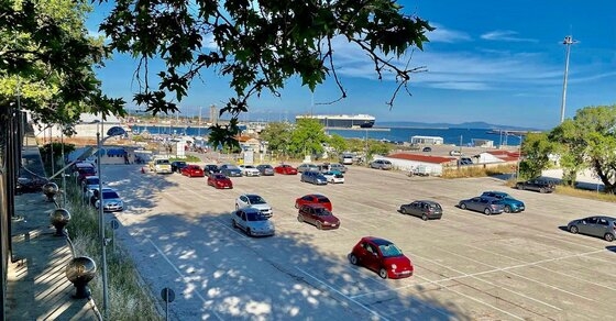 Το θέμα του χώρου στάθμευσης αυτοκινήτων στη δυτική χερσαία ζώνη του Λιμένα Αλεξανδρούπολης βρίσκεται στο επίκεντρο.