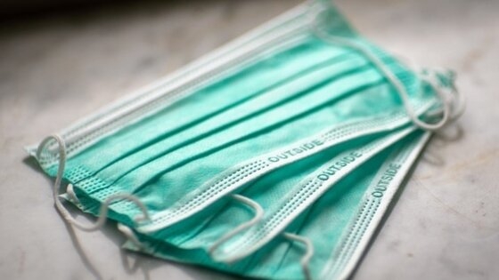 Ίσως χρειαστεί να φοράμε και διπλή μάσκα συζητούν οι ειδικοί.