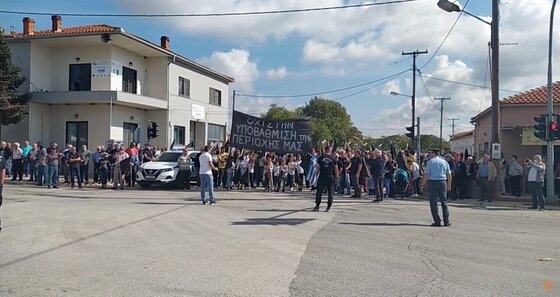 Ανυποχώρητοι οι κάτοικοι του Δήμου Σουφλίου - Με μαύρες σημαίες βγήκαν στους δρόμους (video)