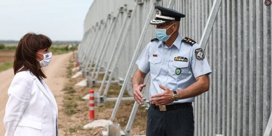 Ποικίλες αντιδράσεις έχει προκαλέσει η επίσκεψη της Προέδρου της Δημοκρατίας στον φράχτη που ετοιμάζεται στον Έβρο.