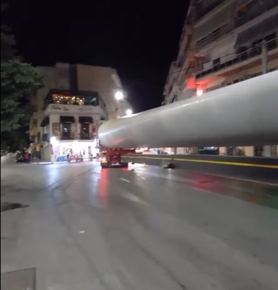 Στιγμιότυπο από την μεταφορά της μέσα από την πόλη της Αλεξανδρούπολης.