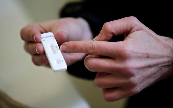 Σύμφωνα με τη σχετική ΚΥΑ, οι κάτοχοι ΑΜΚΑ ηλικίας 18 έως 30 ετών, δικαιούνται να λαμβάνουν δωρεάν μία φορά την εβδομάδα self test για τον κορωνοϊό