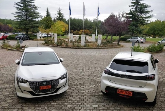 Πρόκειται για δύο Peugeot e208, τα οποία αποκτήθηκαν από το πανεπιστήμιο στο πλαίσιο έργου που έχει ενταχθεί στο επιχειρησιακό πρόγραμμα του ΥΜΕΠΕΡΑΑ.