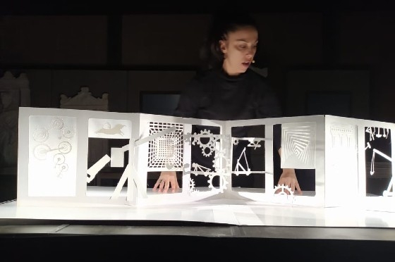 Η Δήμητρα Πεμούση δημιούργησε μια παράσταση στην οποία "πρωταγωνιστεί" το χαρτί!