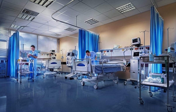 Το ποσοστό των ανεμβολίαστων που νοσηλεύονται σε απλές κλίνες, με μάσκα υψηλής ροής οξυγόνου, κυμαίνεται από 83,8% έως 85,2%