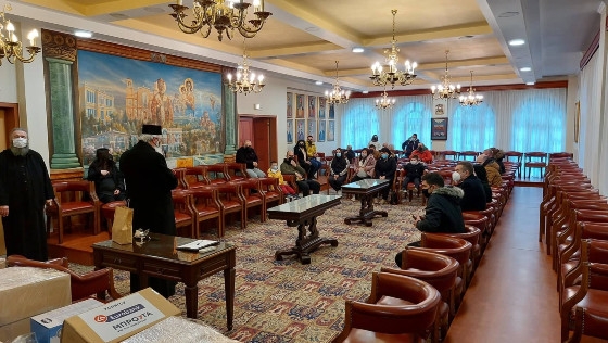 Στιγμιότυπο από τη διανομή των baby kits.