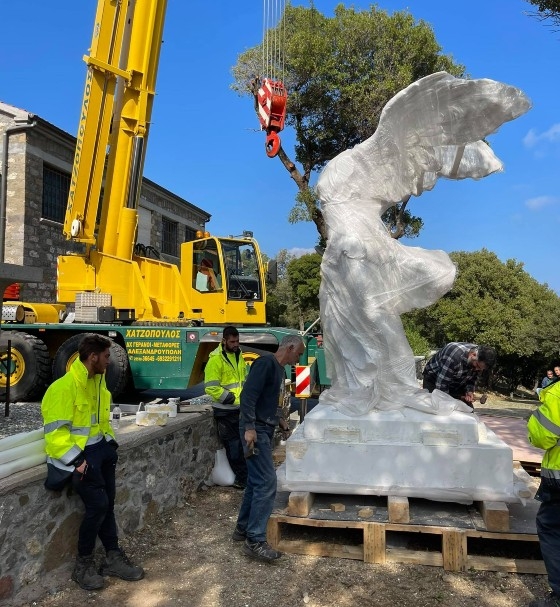 Πρόκειται για το ακριβές αντίγραφο της Νίκης της Σαμοθράκης.